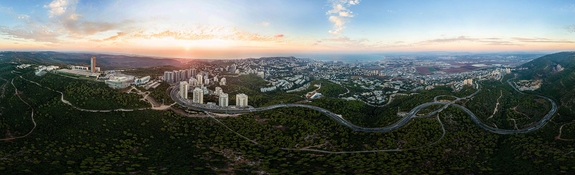 תמונת נוף רחבה מאוד מהאוניברסיטה