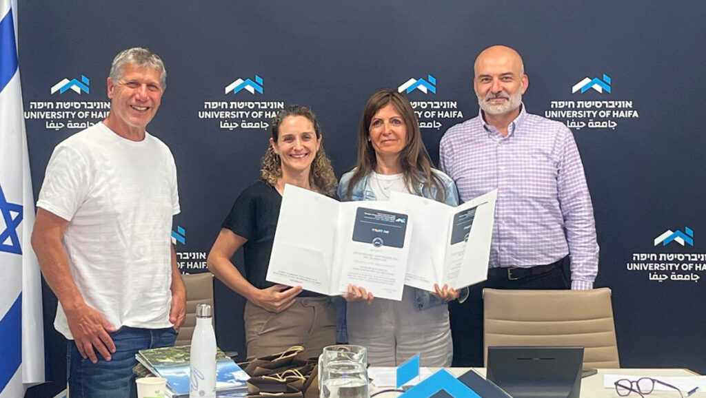 ד"ר מריסה הרטסון, מהפקולטה למדעי הרווחה והבריאות, ופרופ' בת שבע חדד מקבלות את המלגה