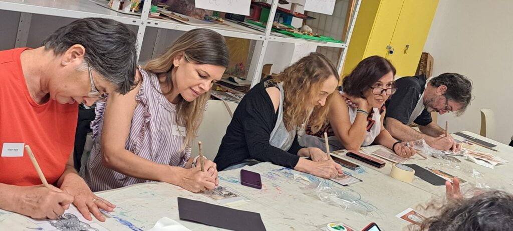 תמונה שנייה מהאירוח, הסדנה והסיור לחברי סגל ביה"ס במוזיאון תל אביב לאומנות