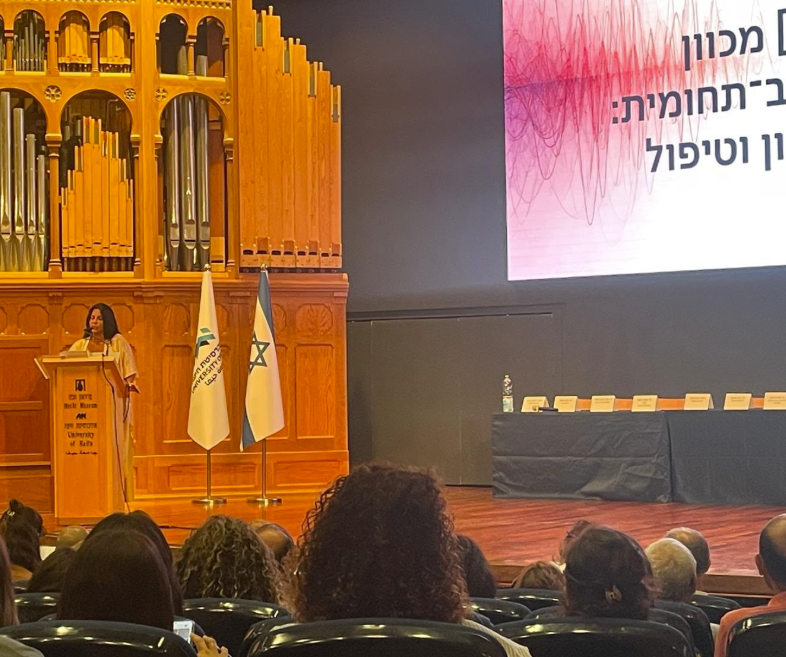 קרן אור חן נואמת בכנס
