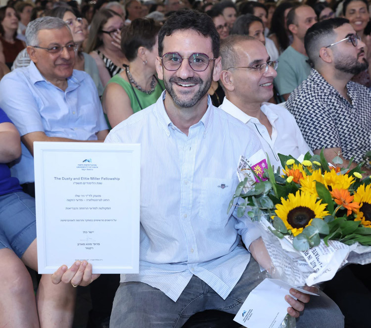 ניר שלו מקבל את הפרס בטקס